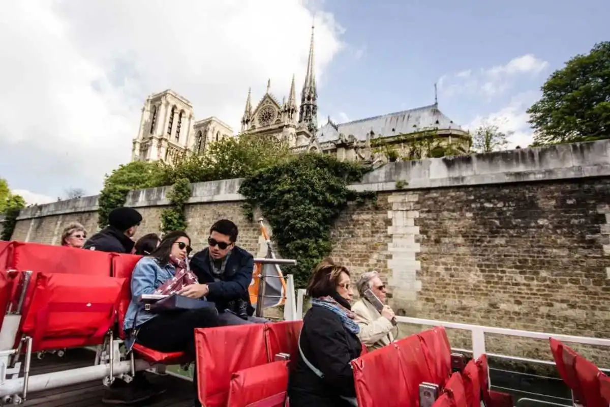 Paris City Tour wiith Reserved Access to Eiffel Tower Summit