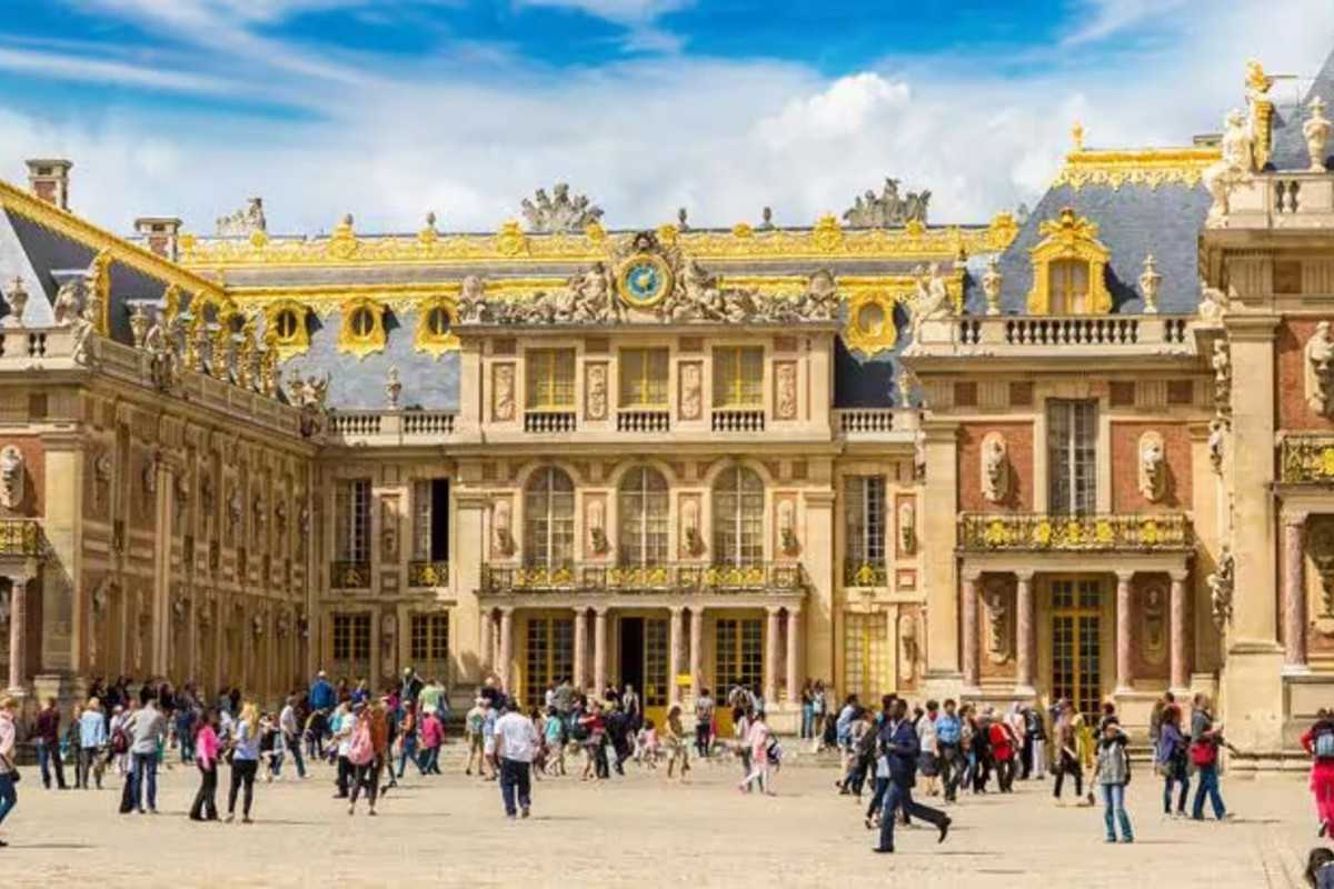 Roundtrip Transfers Between Versailles and Paris