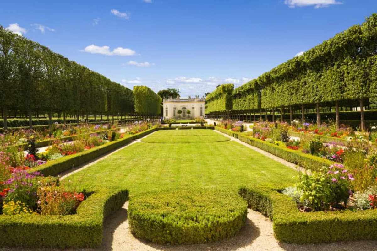 Full Day Trip to the Palace of Versailles and Access to the whole Estate with Transfers