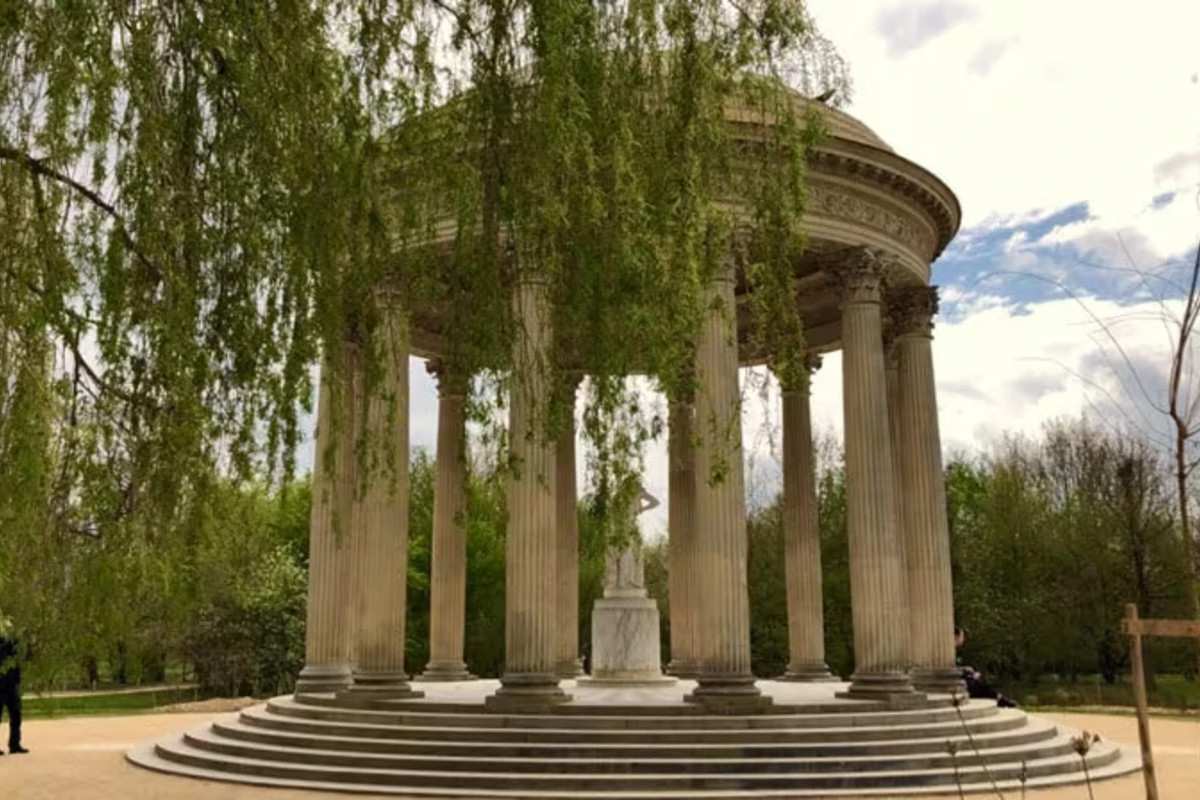 Full Day Trip to the Palace of Versailles and Access to the whole Estate with Transfers