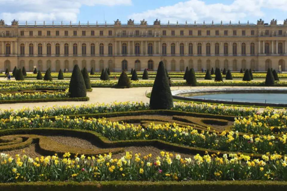 Guided Tour of Giverny Monet's Gardens and the Palace of Versailles with Lunch and Transfers