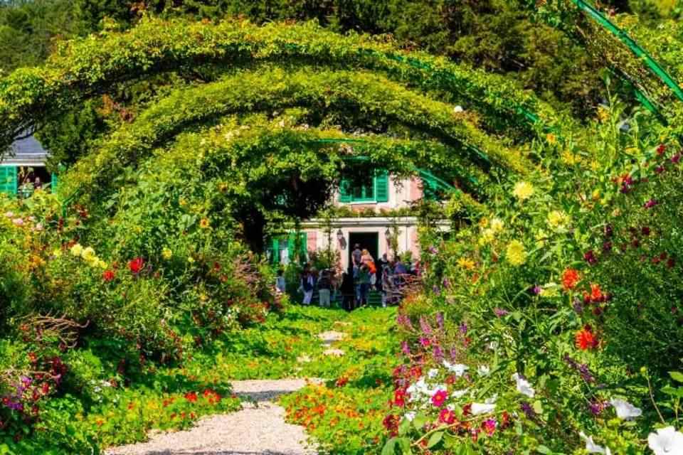 Half Day Trip to Giverny Monet's Gardens with Transfers