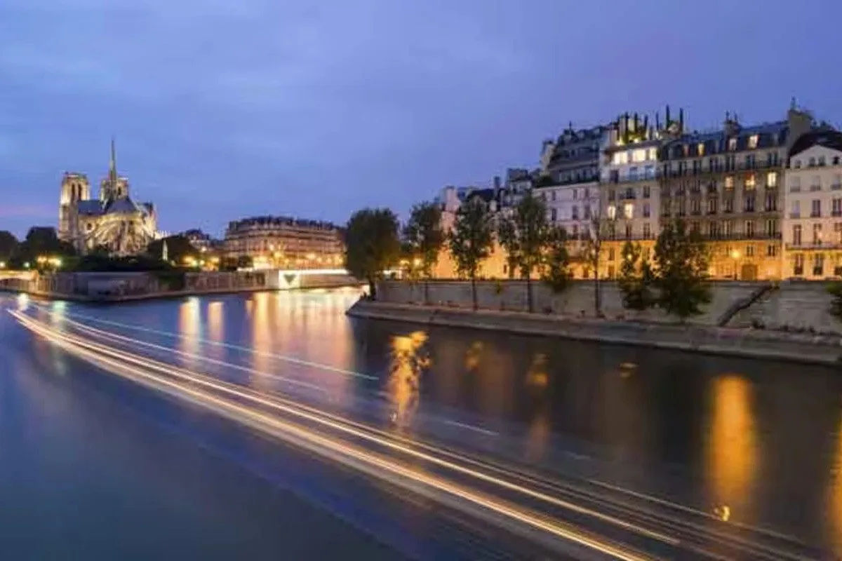 Seine River Cruise with Dinner at 9pm