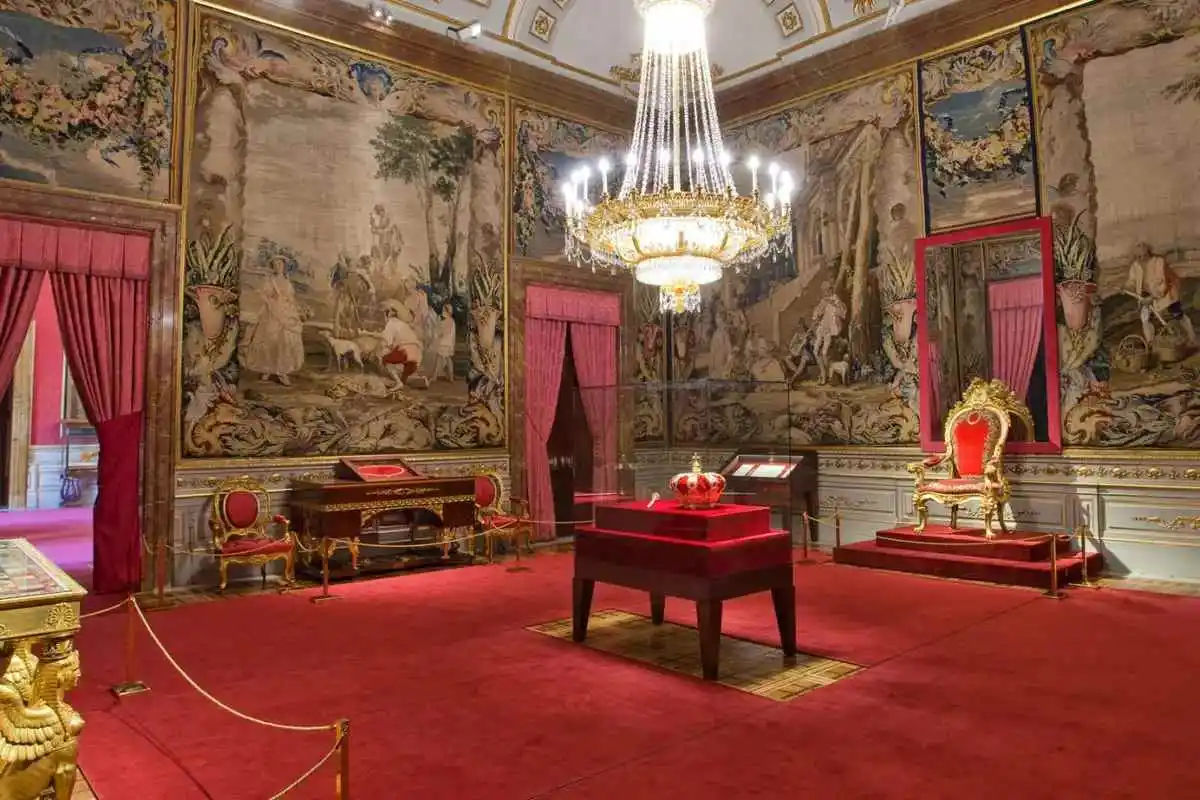 Skip the line Royal Palace + Prado Museum - With Transfers