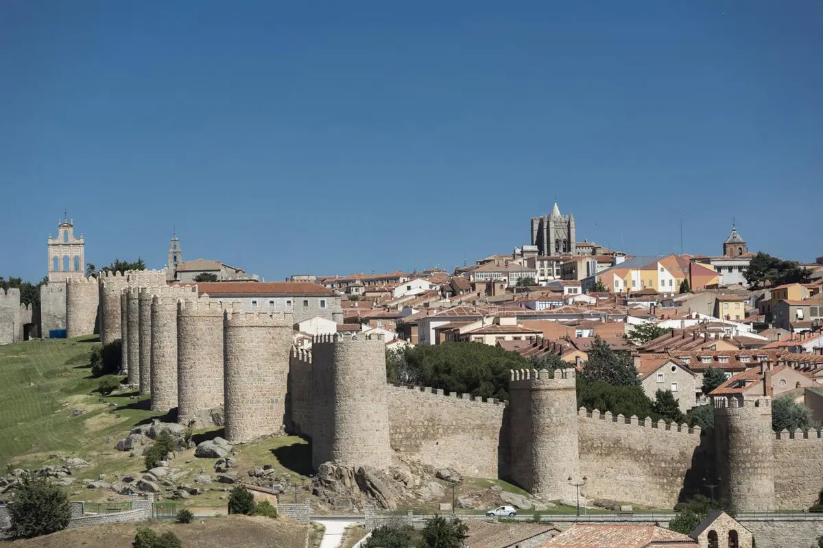 Full Day Tour to Avila and Segovia with Lunch from Madrid