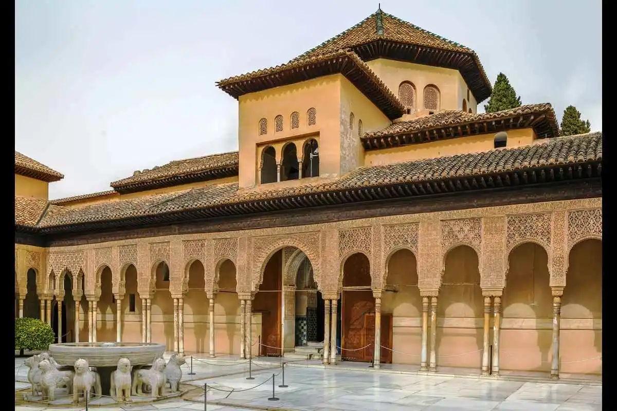 Alhambra, Albaicin and Their Nasrid Palaces Tour