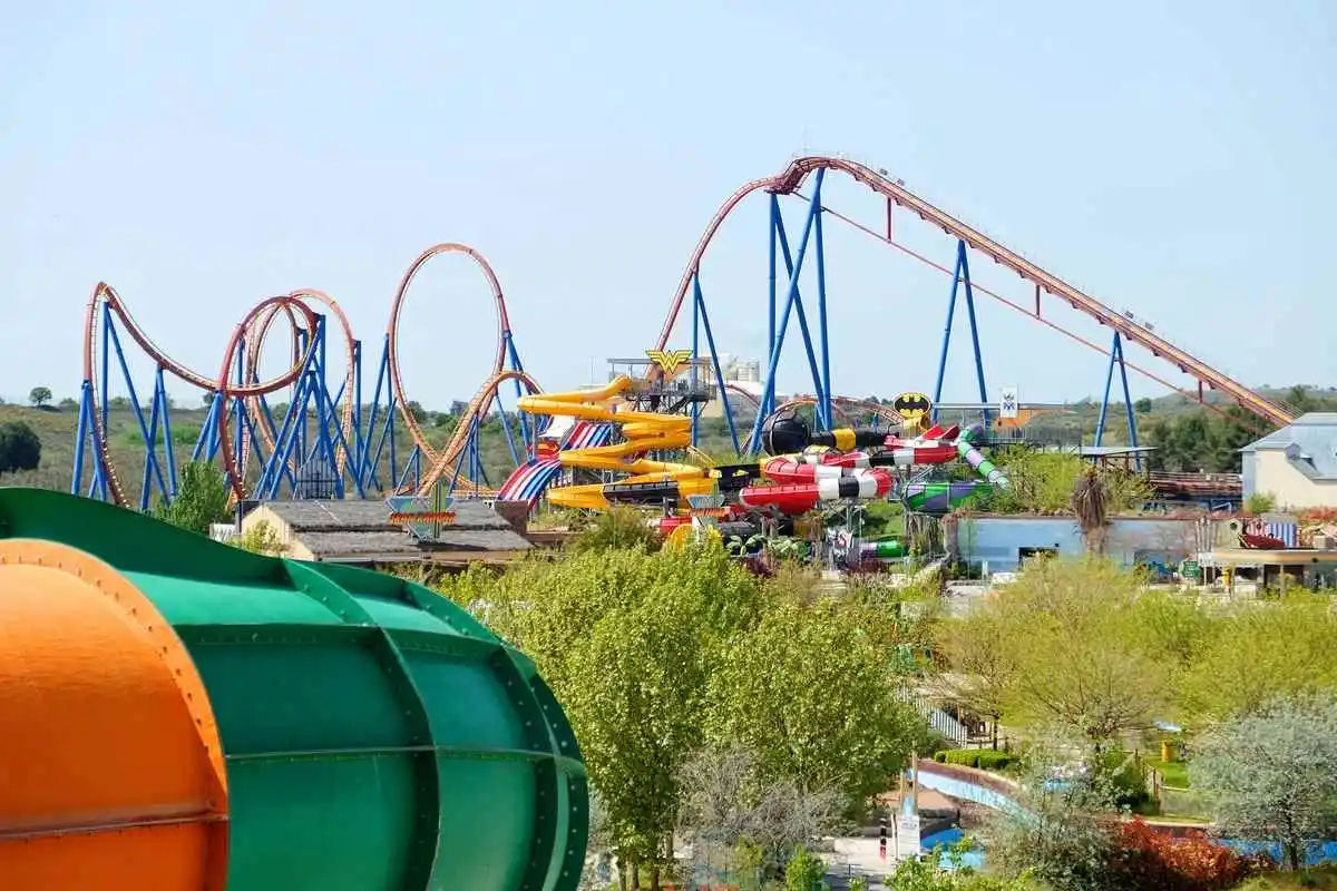 Full Day Tour to Parque Warner Beach from Madrid