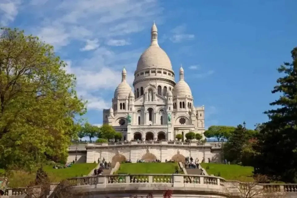 Day Tour to Paris: Monmartre, Louvre and River Seine Cruise
