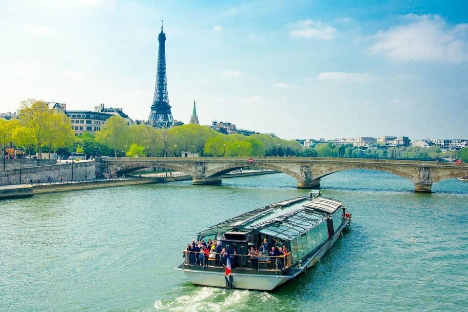 Escorted Day Trip to Paris with Eiffel Tower and Lunch Cruise