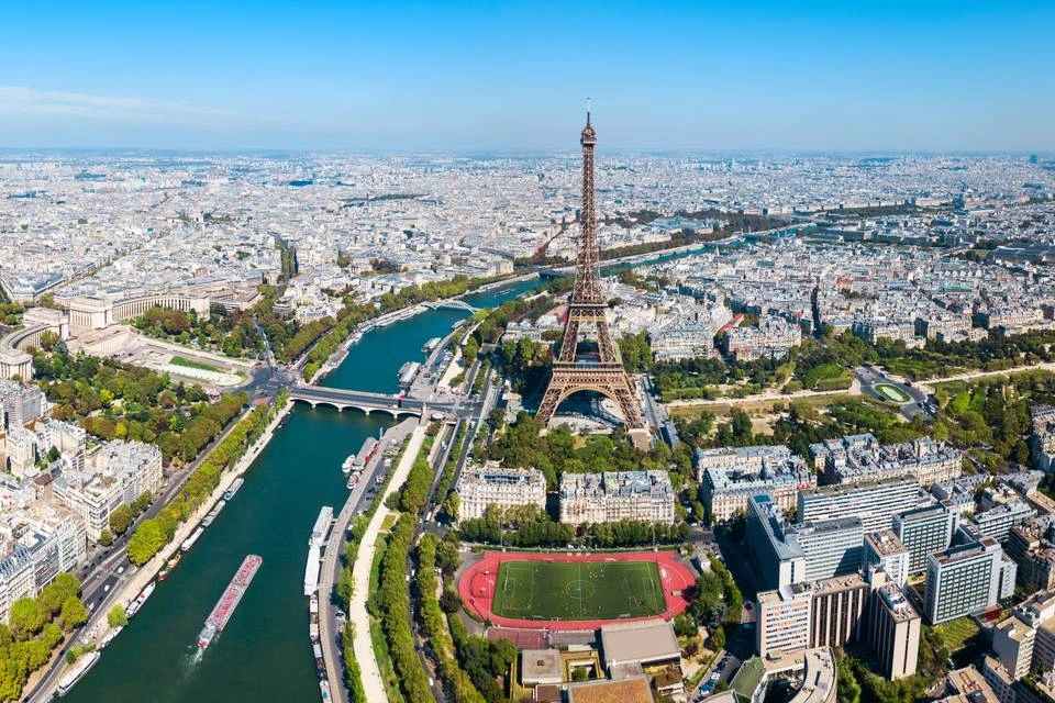 Guided Trip to Paris with Eiffel Tower and Lunch Cruise from London