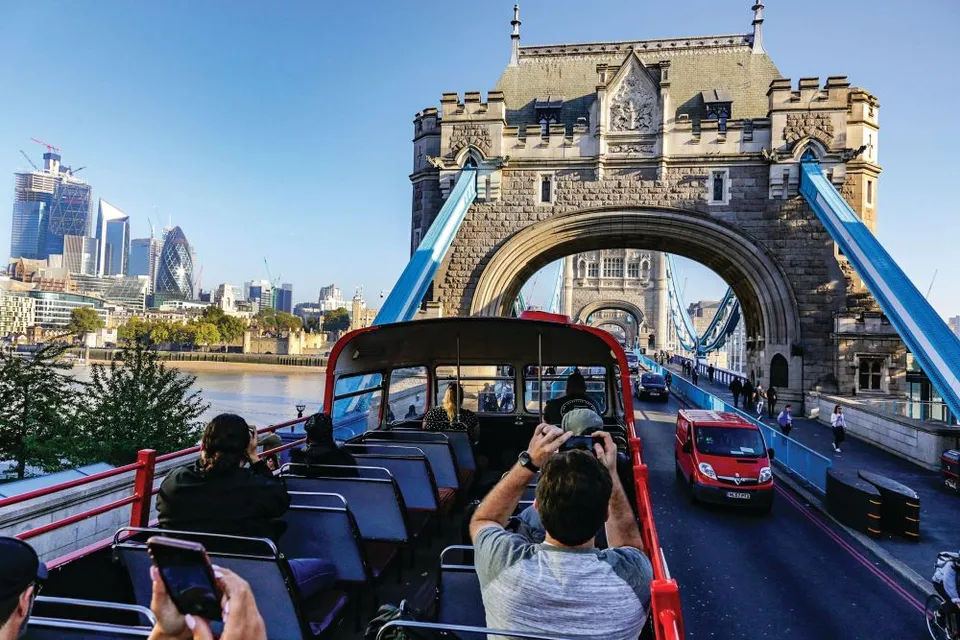Premium Tours: London Vintage Open-Top Bus Tour with River Cruise