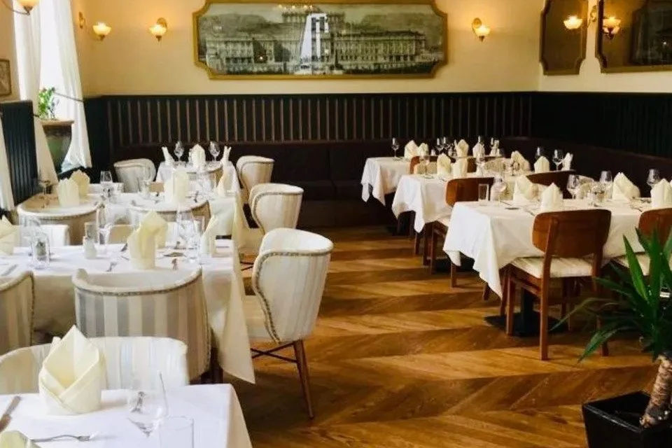 Schönbrunn Palace Tour with Concert Ticket and Dinner