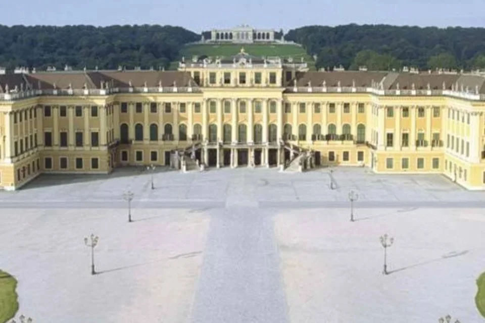 Schönbrunn Palace Tour with Concert Ticket and Dinner
