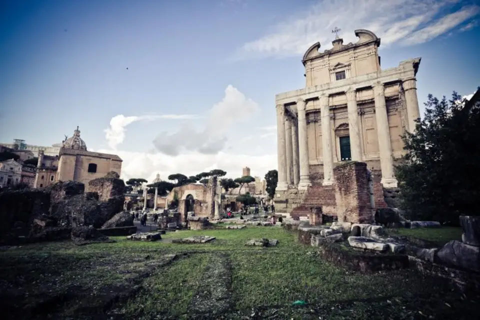 Roman Forum, Palatine Hill and Skip the Line Colosseum with Hotel Pick-up
