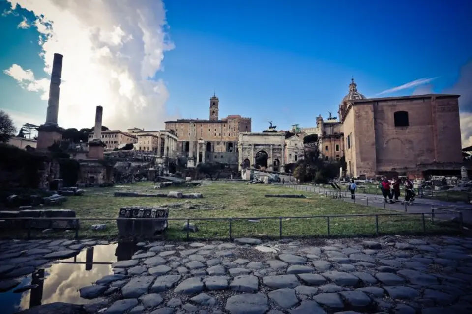 Roman Forum, Palatine Hill and Skip the Line Colosseum with Hotel Pick-up