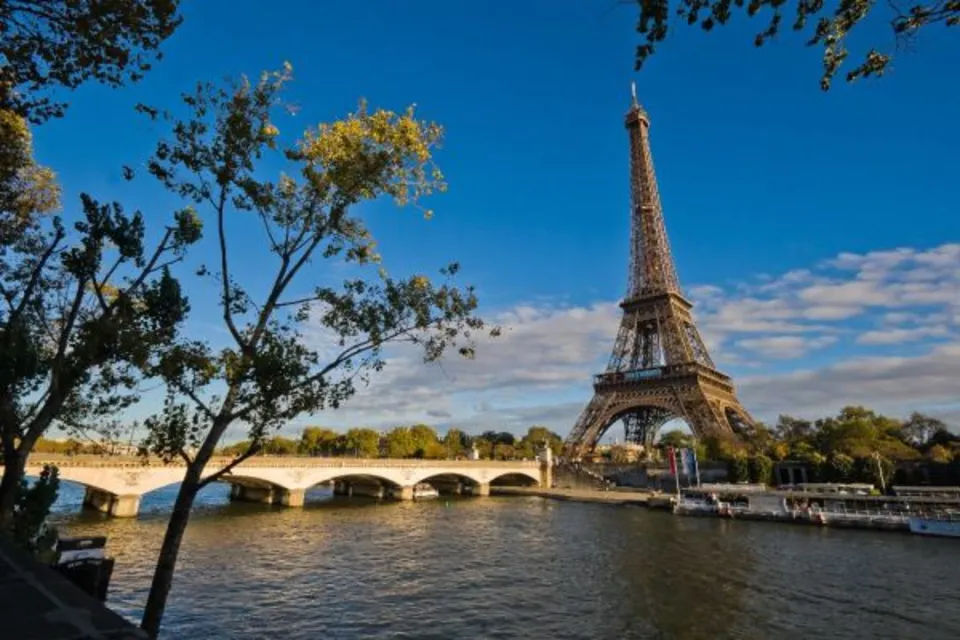 Luxury Escorted Paris Day Trip with Lunch on the Eiffel Tower