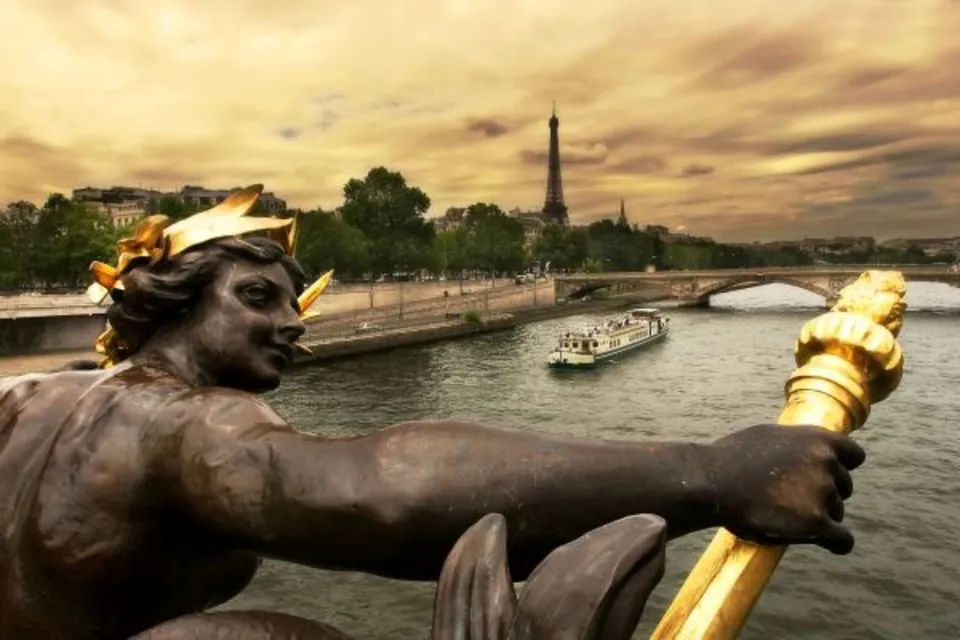 Luxury Escorted Paris Day Trip with Bateaux Parisiens Lunch Cruise