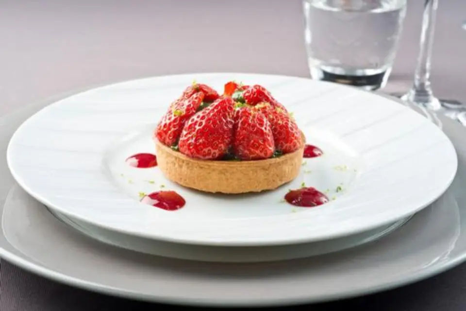 Luxury Escorted Paris Day Trip with Bateaux Parisiens Lunch Cruise