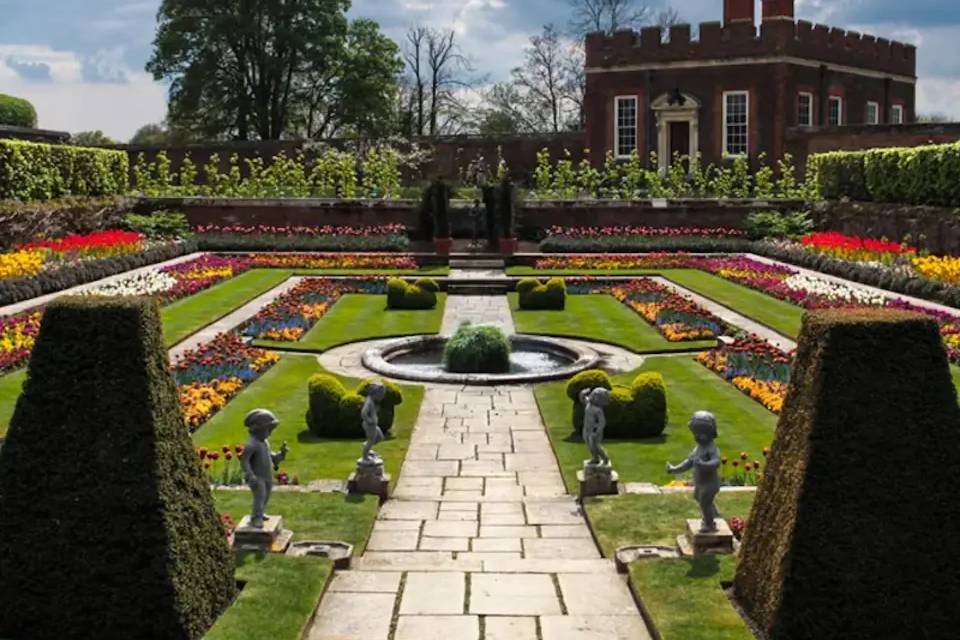 Hampton Court Palace, Gardens & Maze Entrance Ticket