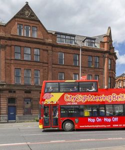 City Sightseeing: Belfast Bus Tour with Game of Thrones & Giant