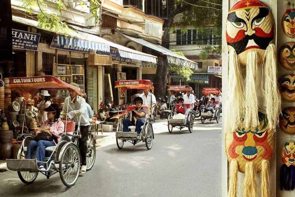 Hanoi Evening Tour with Cyclo and Water Puppet Show