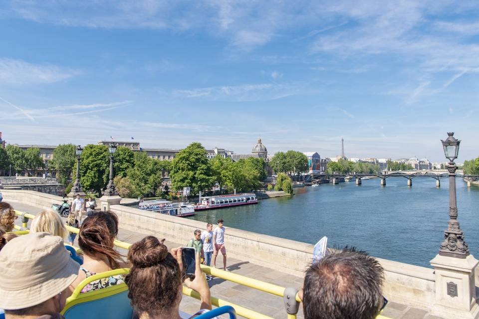TooTBus: Paris Discovery Hop-On, Hop-Off with Emily