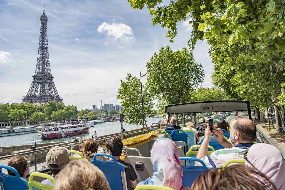 TooTBus: Paris Discovery Hop-On, Hop-Off with Emily