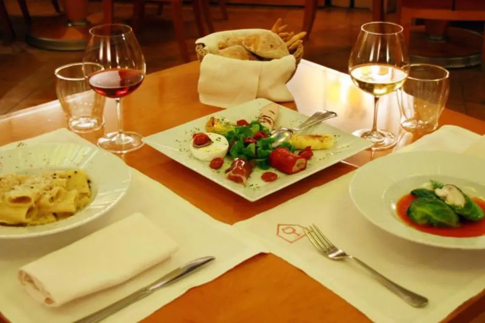 Luxury Dinner with Superior Wine Pairings in the Pantheon Area