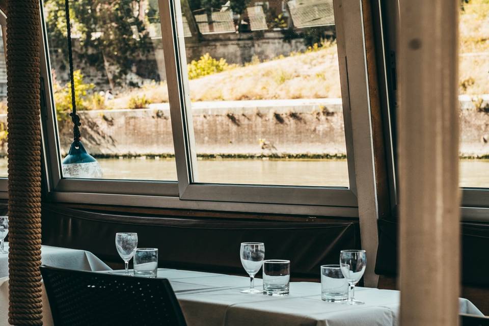 Rome Boat: Apertif Tiber Cruise Ticket
