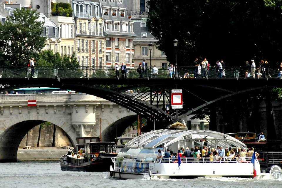 Batobus Paris: Riverboat Shuttle Service