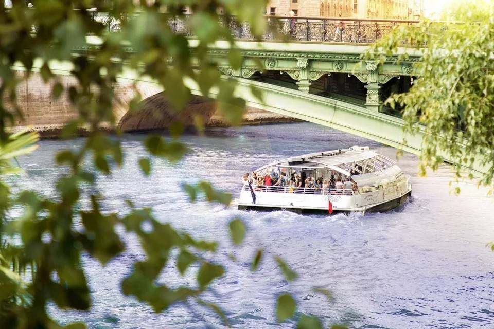 Batobus Paris: Riverboat Shuttle Service