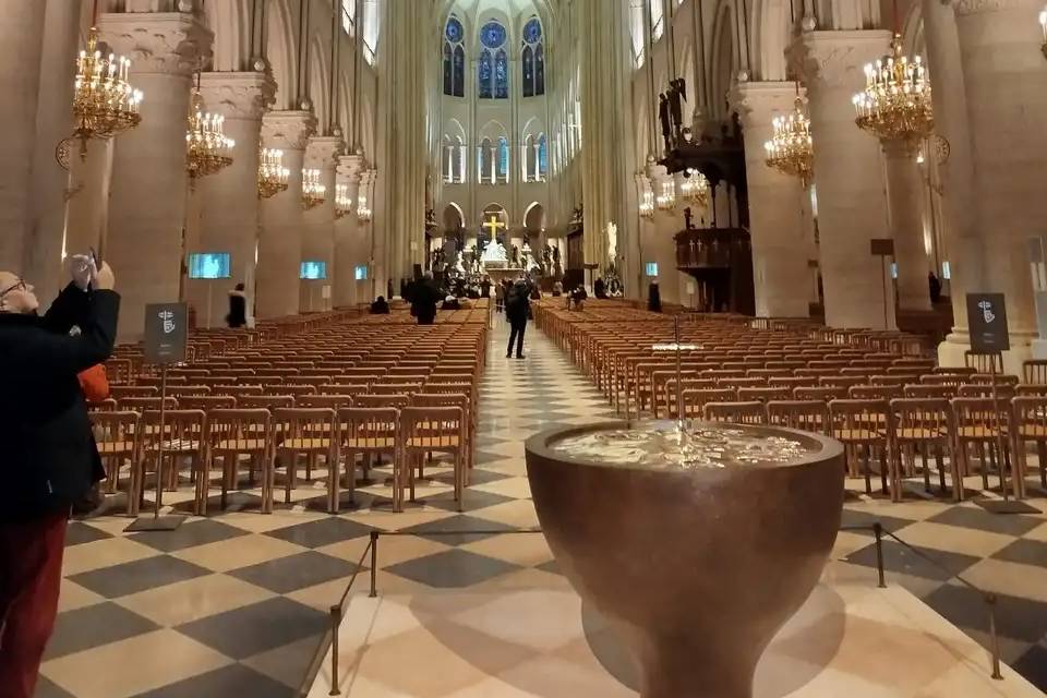 Notre Dame Cathedral: Guided Tour of the District and Interior Audioguide