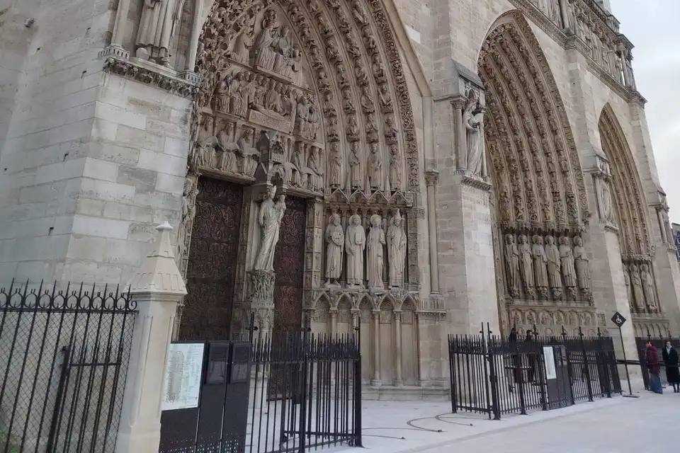 Notre Dame Cathedral: Crypt Entry with Guided Tour of the District and Interior Audioguide