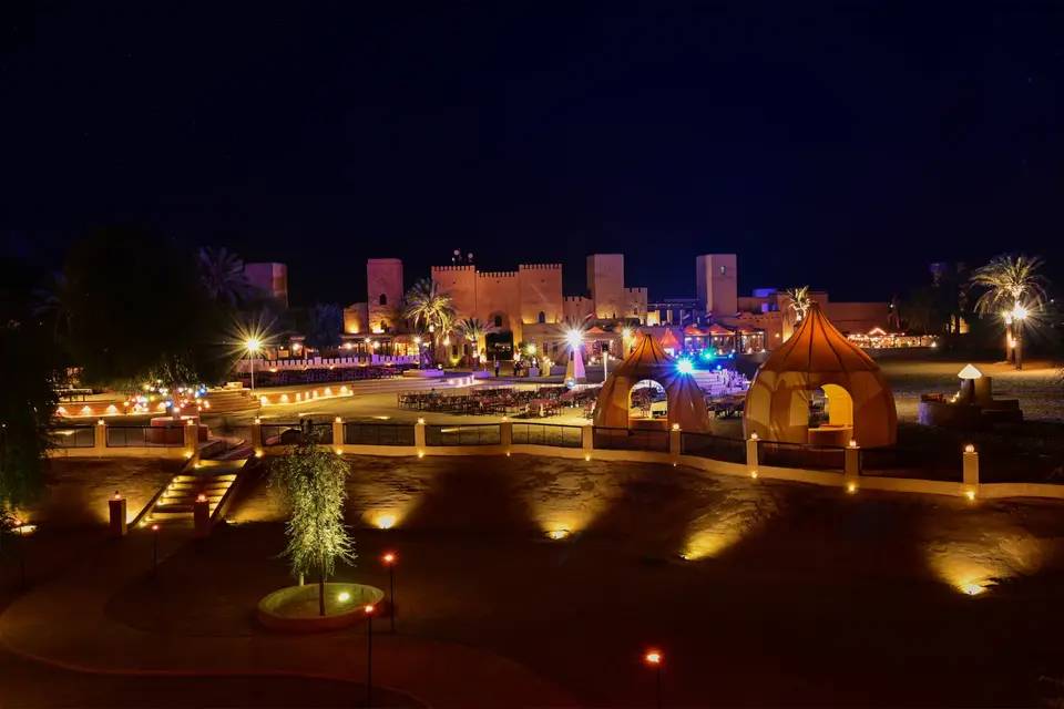 Tour Dubai: Luxury Sahara Desert Fortress Dinner Safari with Optional Dune Bashing