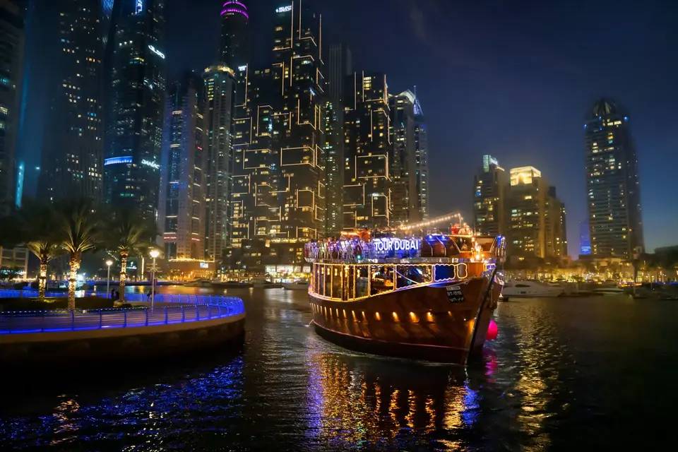 Tour Dubai: Marina Luxury Dhow Dinner Cruise