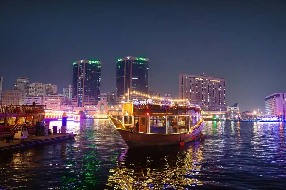 Tour Dubai: Creek Luxury Dhow Dinner Cruise