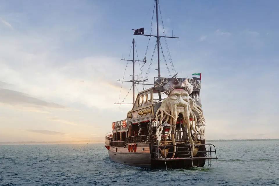 Tour Dubai: Pirate Ship Sightseeing Dhow Cruise with Unlimited Pizza & Soft Drink