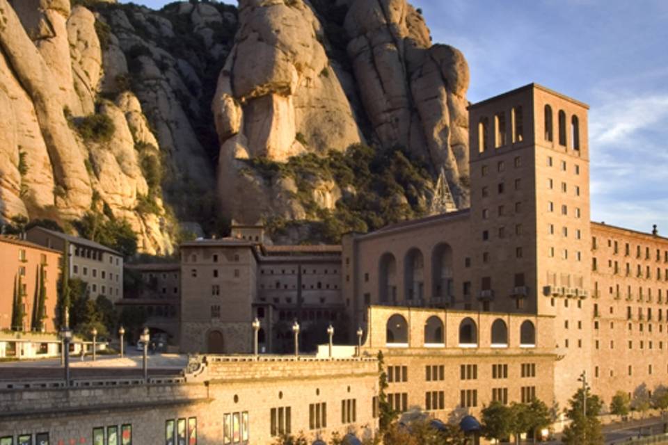 Easy Montserrat Guided Tour