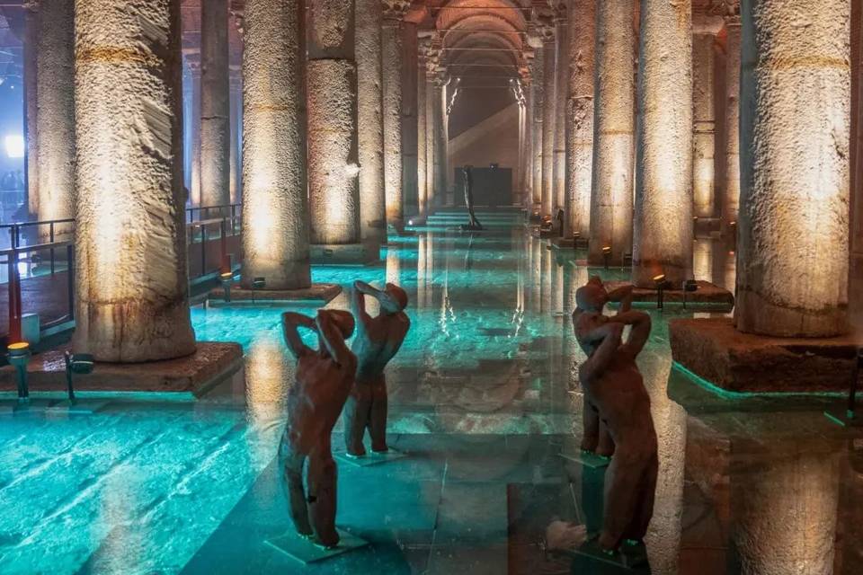 Basilica Cistern, Bosphorus Cruise, Hagia Sophia, Blue Mosque and Grand Bazaar Guided Tour