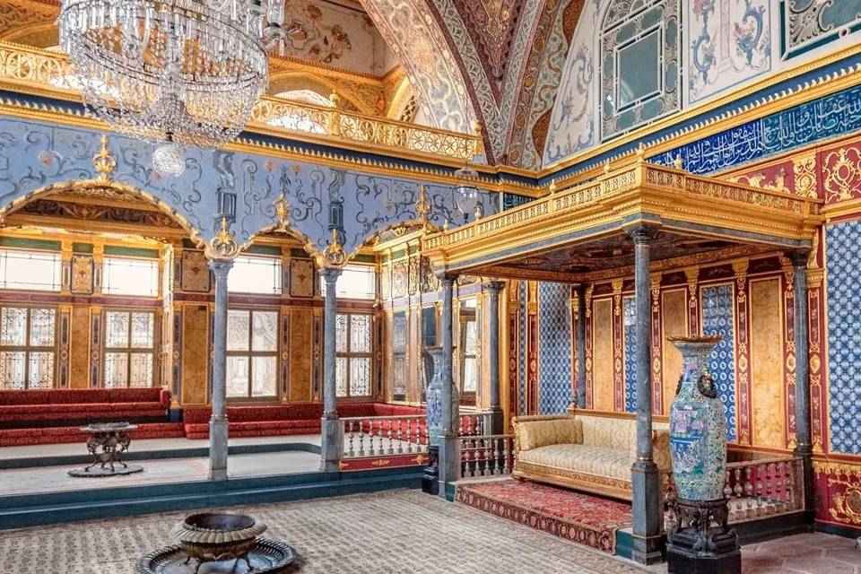 Basilica Cistern, Bosphorus Cruise, Hagia Sophia, Blue Mosque and Grand Bazaar Guided Tour