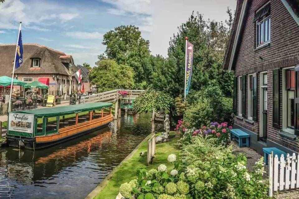 Day Trip to Giethoorn Including Canal Cruise Tour   