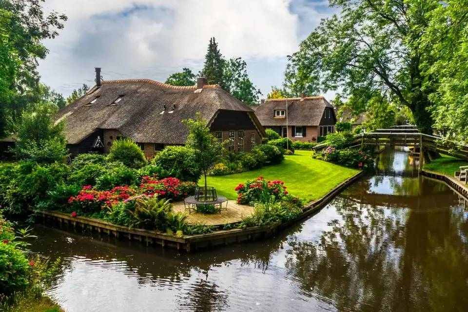 Day Trip to Giethoorn Including Canal Cruise Tour
