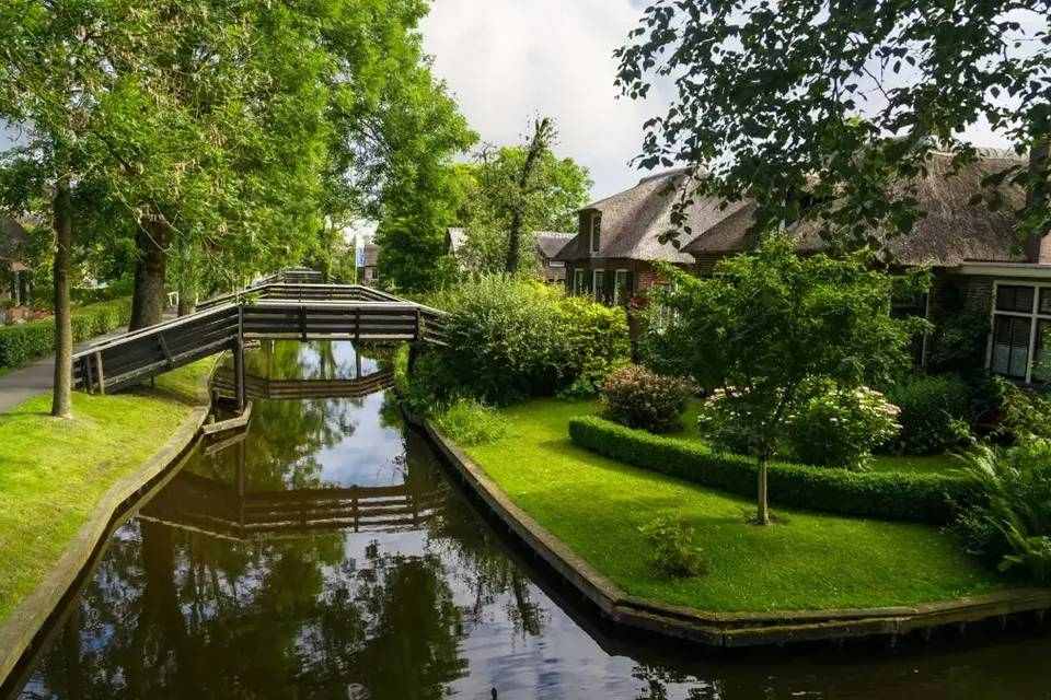 Day Trip to Giethoorn Including Canal Cruise Tour