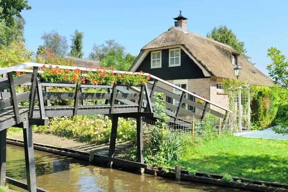 Day Trip to Giethoorn Including Canal Cruise Tour