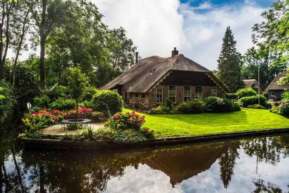 Day Trip to Giethoorn Including Canal Cruise Tour