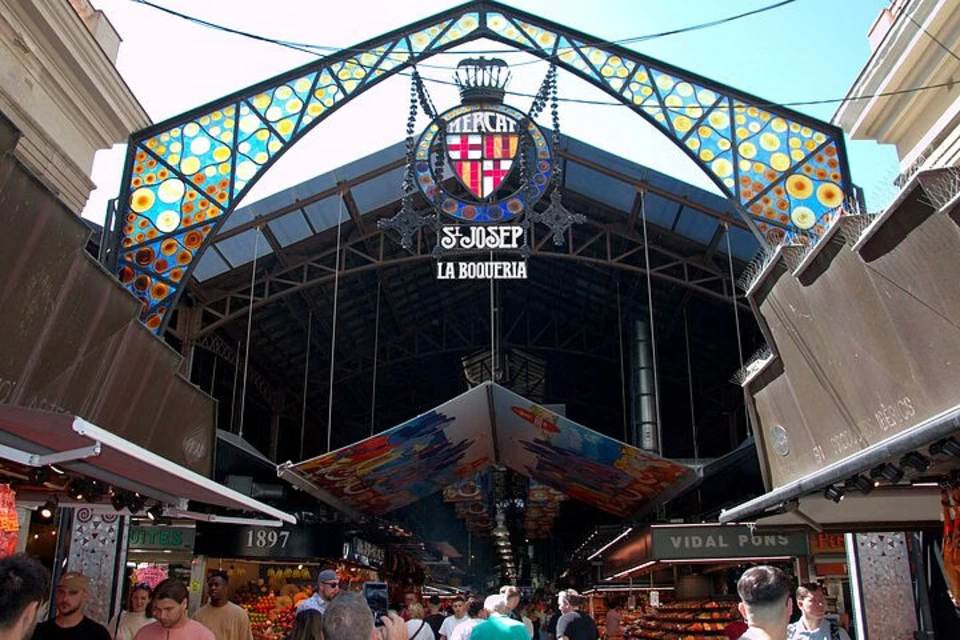 Barcelona Walking Tour: El Raval and the Gothic Quarter's Landmarks and Legends