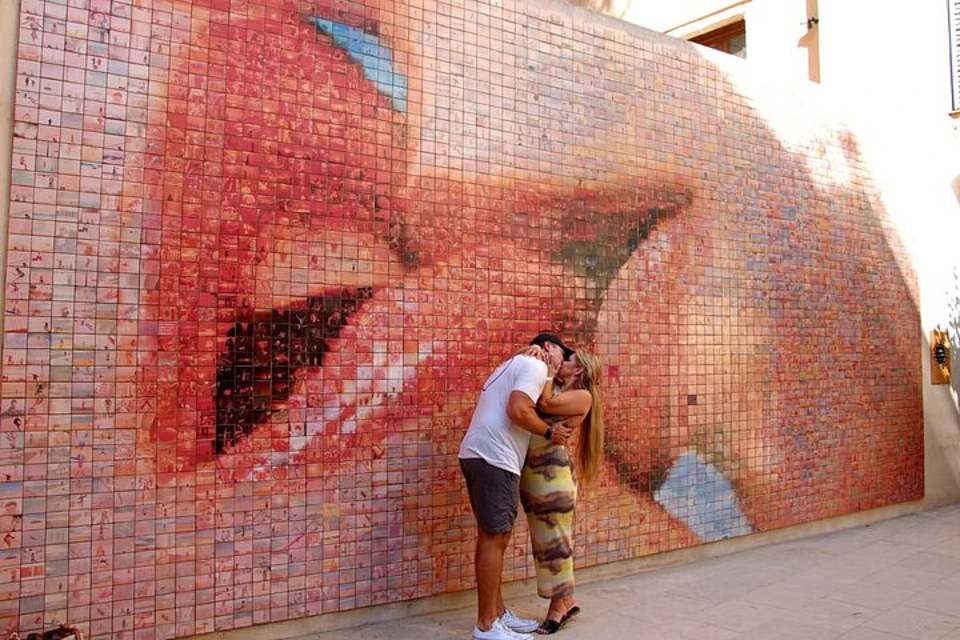 Barcelona Walking Tour: El Raval and the Gothic Quarter's Landmarks and Legends