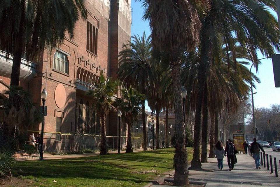 Barcelona Walking Tour: Landmarks and Legends of El Born and Ciutadella Park