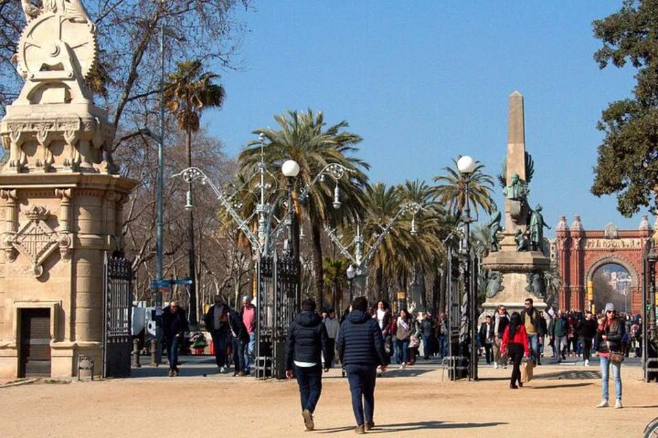 Barcelona Walking Tour: Landmarks and Legends of El Born and Ciutadella Park