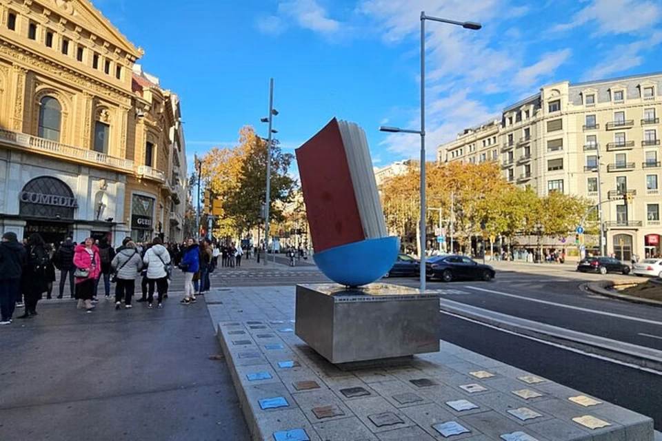 Barcelona's Architecture Tour: A Guide to Art Nouveau and Gaudi with Context